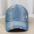 Détails d'une casquette en jean bleu clair avec étoiles en strass et finitions vieillies - No.19-Étoiles Strass-Bleu Clair