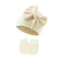 Dettaglio cappello neonato con fiocco e muffole in morbido cotone a coste crema - Beige