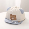 Dettaglio del cappello da sole per neonati con orecchie 3D, ricamo orso e tesa a pois - Azzurro