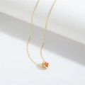 Collier avec pendentif sac d'argent doré et symbole dollar rouge sur fond blanc pur - Rouge