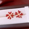 Dettaglio macro di orecchini a fiore in smalto rosso con placcatura in oro 18 carati - Perno in argento-Oro-Rosso-Placcato in oro vero