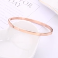 Brazalete minimalista de acero inoxidable en oro rosa de 18K con acabado pulido en plato - 4mm 53x64 / Rosa oro