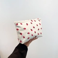 Bolso tote de pana con estampados de fresas vintage sobre tela color crema - Blanco