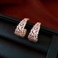 Vista dettagliata degli orecchini a forma di U in oro rosa con brillanti zirconi bianchi - Perno per orecchini in argento - Oro - Placcato in oro vero 18K / Oro