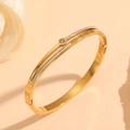 Dettaglio del bracciale in acciaio dorato con numeri romani e cristalli incastonati - Stile Diamanti Intarsiati con Numeri Romani Oro (H320)