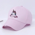 Detail der süßen Einhorn-Stickerei auf der rosa Baumwoll-Baseballkappe für Kinder - Einheitsgröße / Rosa Einhorn
