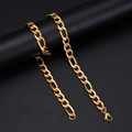 Dettaglio collana a catena Figaro dorata con chiusura a moschettone su sfondo nero - Catena Figaro Oro / 45cm+5cm