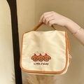 Tragbare beige Kosmetiktasche mit süßer Bärenstickerei und braunem Griff für Reisen - Drei Welpen