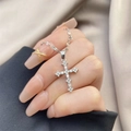 Collier pendentif croix plaqué argent classique avec zircons cubiques et chaîne en O - Argenté