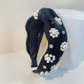 Detailansicht des schwarzen Knotenstirnbandes mit weißen Perlen und funkelnden Strassblumen - Floral Schwarz