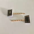 Dettaglio di fermagli dorati con ciondoli a forma di mini libri vintage neri per lettori - Forcine (Set di 2) / Oro (con libri blu e neri)