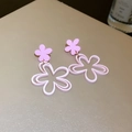 Eleganti orecchini a fiore rosa asimmetrici con pendenti traforati e perni in argento - Perno in argento - Fiore rosa traforato