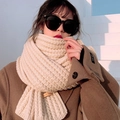 Sciarpa in maglia bianco crema con trecce ed etichetta in pelle per il calore invernale - Beige