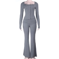 Detail van grijze gebreide set bestaande uit een top met vierkante hals en flared broek - XS / Grijs
