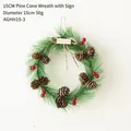 Weihnachtskranz mit grünen Tannennadeln, Tannenzapfen, Beeren und Merry Christmas Holzschild - Stil C