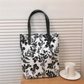 Détail du sac fourre-tout en coton à motif floral avec rivets métalliques solides - Fond Noir Branches