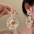Détail de grandes boucles d'oreilles marguerites blanches avec centres dorés sur modèle - Style de Boucles d'Oreilles Grande Marguerite Blanche (17# Tige en Argent-Or-Rose Clair)