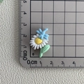 Vue détaillée de l'ornement en résine abeille et marguerite avec règle graduée - 08*Libellule marguerite blanche