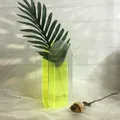 Moderne neongroene acryl vaas met gegolfde textuur voor minimalistisch tafeldecor - Fluorescerend Groen Gegolfd