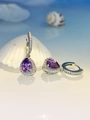 Dettaglio orecchini in argento con cristallo viola a goccia e zirconi incastonati - Viola