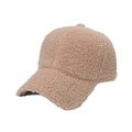Dettaglio della spessa trama in pile sherpa beige di un berretto invernale caldo - Cammello