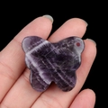Colgante de mariposa de cristal natural púrpura pulido con vetas minerales blancas - Amatista / 30*35mm Sin Agujero