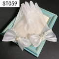 Dettaglio guanti da sposa in tulle bianco con fiocchi di raso e decorazioni con perle eleganti - Filo Bianco Raso Fiocco Perla (ST059)