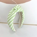Détail d'un serre-tête tressé à nœud avec motif à chevrons vert et blanc - Rayures Fines Vert & Beige