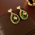 Primer plano de pendiente de gota verde con perno de corazón dorado y detalle de perla - Verde