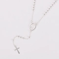 Collar rosario plateado con medalla ovalada y colgante de crucifijo en fondo blanco - Plateado