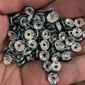 Detail van 8mm zilveren wielkraal met donkerblauwe strassteentjes voor DIY sieraden - Zilveren Basis Pauwblauw Strass