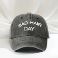 Cappellino da baseball regolabile in denim grigio scuro con ricamo bianco a contrasto - Nero