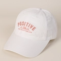 Détail de la casquette blanche avec broderie POSITIVE rose et motif d'ours polaire - M (56-58cm) / Blanc