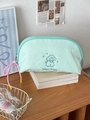 Mintgrüne Happy Puppy Kosmetiktasche mit Hunde-Stickerei und blauem Reißverschluss - Groß / Grün