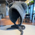 Berretto in maglia grigio scuro con orecchie da orso e laccetti per l'inverno - grigio scuro