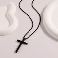 Dettaglio macro di un ciondolo a croce in acciaio nero opaco con catena a sfere elegante - Croce Nera / Nero