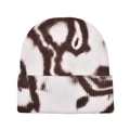 Détail du bonnet en maille tie-dye avec motifs marron et large revers côtelé moderne - Tie-Dye Blanc et Marron