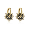 Dettaglio di orecchini placcati oro 18K con smalto nero e motivi a stella e luna - 42579-Oro Nero Stella Luna