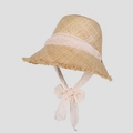 Détail d'un chapeau de paille tissé avec ruban en mousseline à pois et bords effilés - M(56-58cm) / Rose