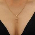 Vergulde kruis ketting met zirkoonsteen aan gedraaide touwketting gedragen door model - Goud (S566)