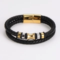 Detalle de pulsera de cuero trenzado de doble capa con cierre magnético dorado y cuentas - Bicolor (Oro y Plata)