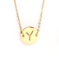 Gros plan du collier en acier doré avec un pendentif pièce lettre Y ajouré élégant - Lettre Y