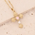Collier croix en acier doré avec relief rose et cœur rose sur fond de pierre naturelle - Rose