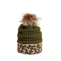 Dettaglio del berretto in maglia oliva con pompon in pelliccia e risvolto leopardato - M (56-58cm) / Verde Militare