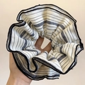 Détail du chouchou en tissu rayé avec motif géométrique et bordures surpiquées - Chouchou à 4 Couches Motif Blanc