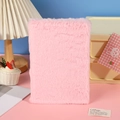 Detailansicht eines rosa Plüsch-Notizbuchs mit weichem Kunstfell und minimalistischem Design - A5：22.5*15.5*3CM / Rosa