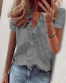 Selfie miroir montrant le haut gris col en V à volants pour femme porté par un modèle - Gris