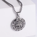 Silberne Edelstahlkette mit rundem Horusauge-Anhänger auf weißem Hintergrund - Nur Anhänger / Stahlfarbe