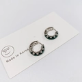 Pendientes de aro de latón plateado con circonitas verde oscuro en un par - Strass Verde (Tono Plateado)