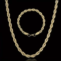 Elegante set di collana e bracciale a catena a fune dorata su sfondo nero profondo - Set di Collana e Bracciale a Catena Only (Senza Ciondolo) / Oro